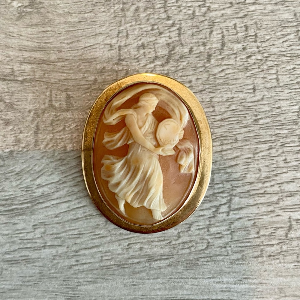 VERY ANTIQUE 14k Gold Cameo Brooch